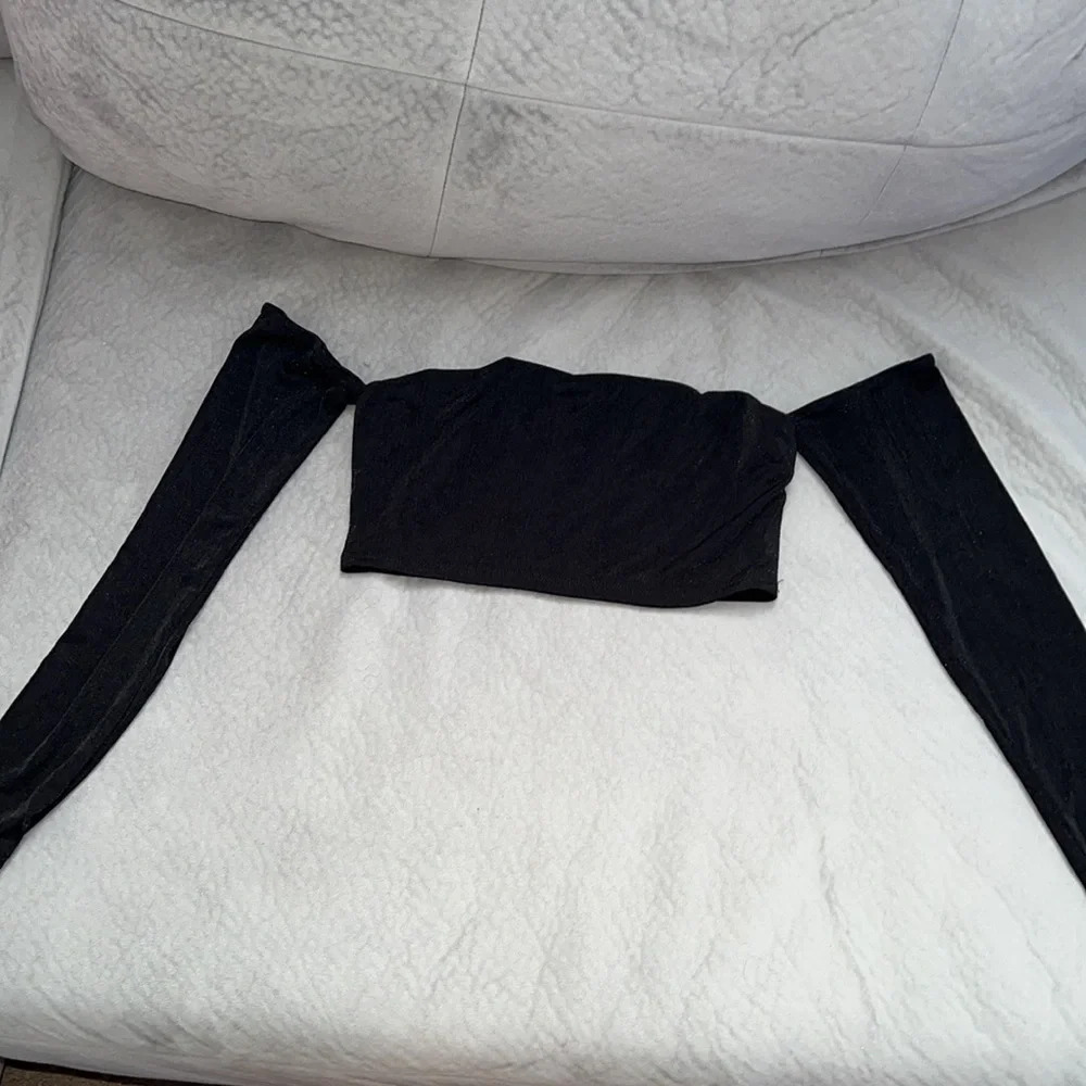 Cold shoulder longe sleeve crop top black - Picture 2 of 5
